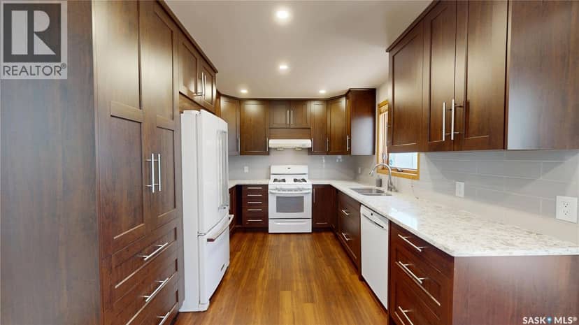 610 Nesslin CRESCENT — photo 3 of 40