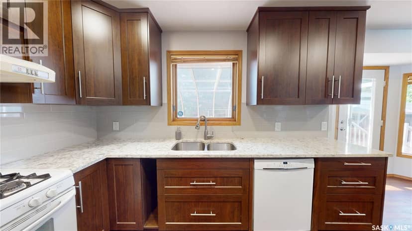 610 Nesslin CRESCENT — photo 4 of 40