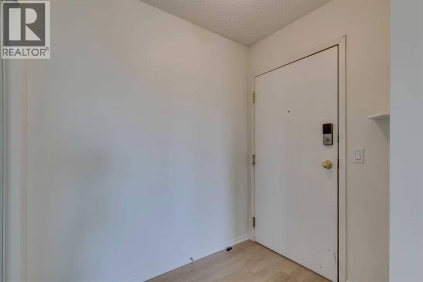 301, 7301 Valleyview Park SE, Calgary, photo 3