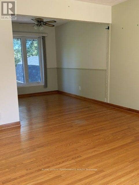 418 Bellevue Crescent — photo 4 of 27