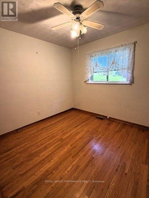 418 Bellevue Crescent — photo 9 of 27