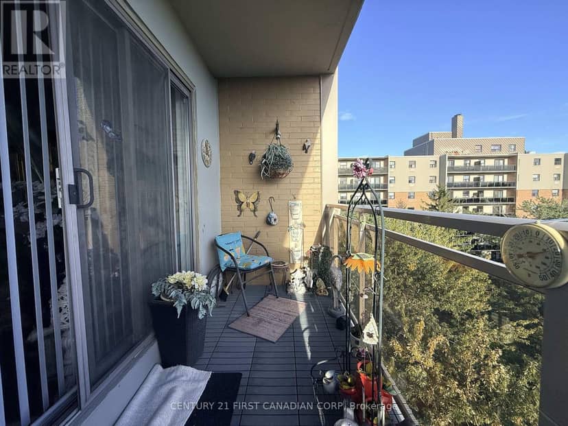 804 - 931 Wonderland Road S — photo 19 of 24