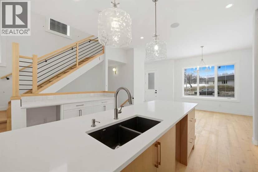 4711 19 Avenue NW — photo 11 of 40