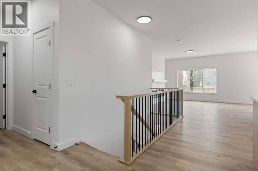809 Hampshire Crescent NE — photo 10 of 32