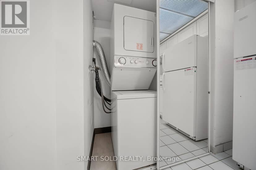 205 - 28 Hollywood Avenue — photo 23 of 31