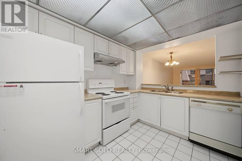 205 - 28 Hollywood Avenue — photo 5 of 31