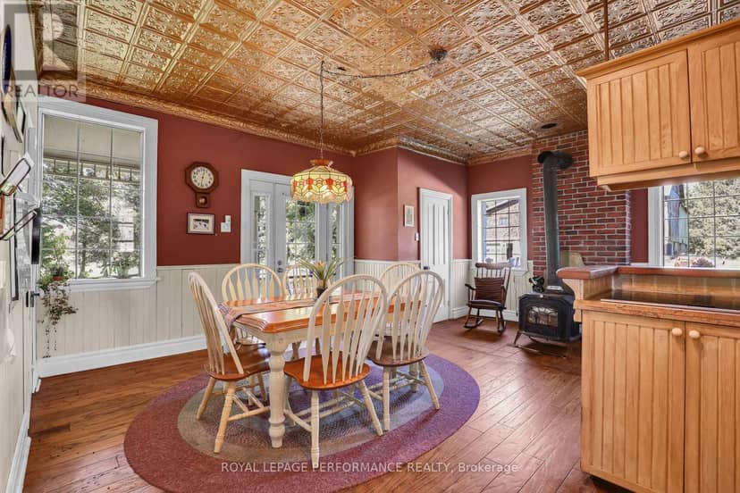 8253 Russell Road — photo 10 of 29