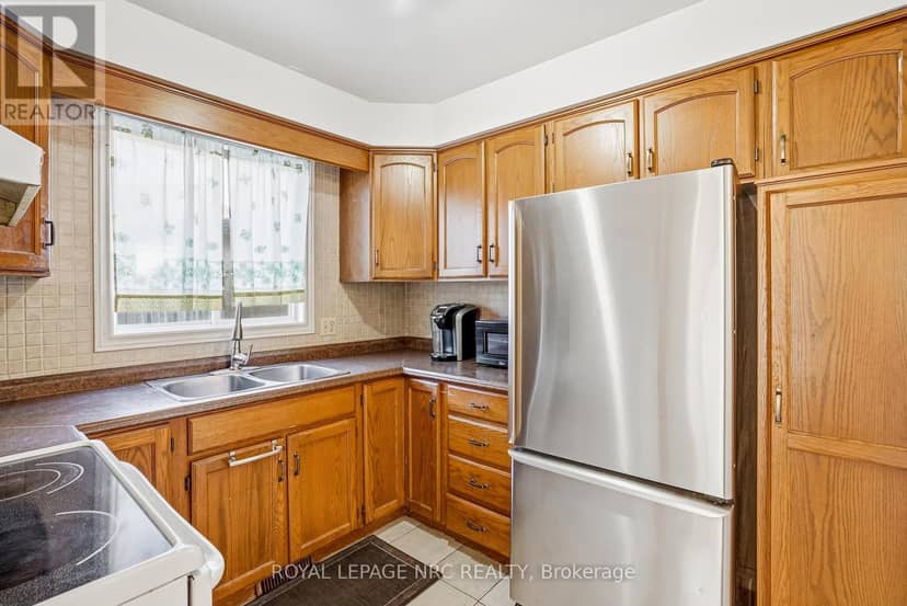 6033 Wildrose Crescent — photo 9 of 24