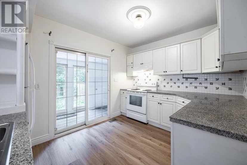 43 Salisbury AVE — photo 13 of 24