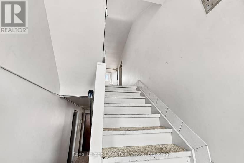 180 Nipigon Street — photo 15 of 40