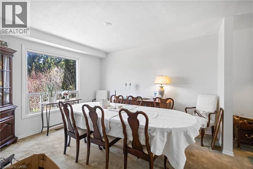10 ATWOOD Crescent — photo 5 of 36