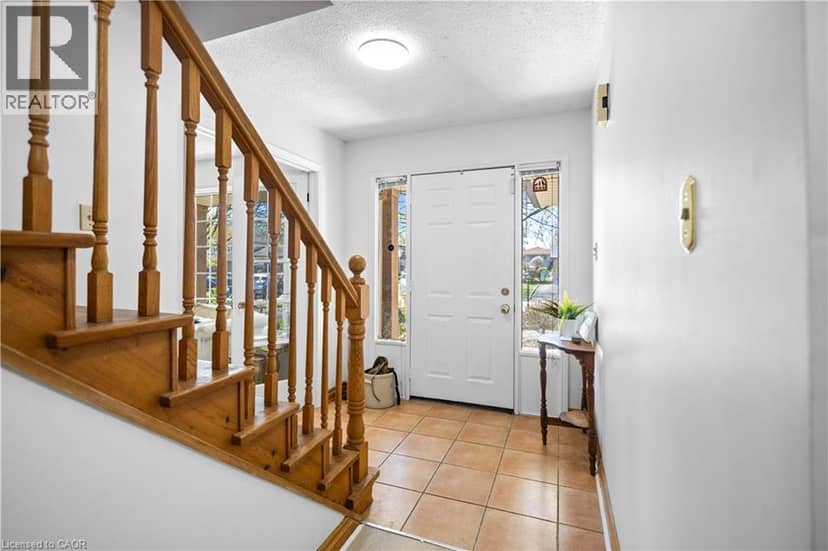 10 ATWOOD Crescent — photo 4 of 36