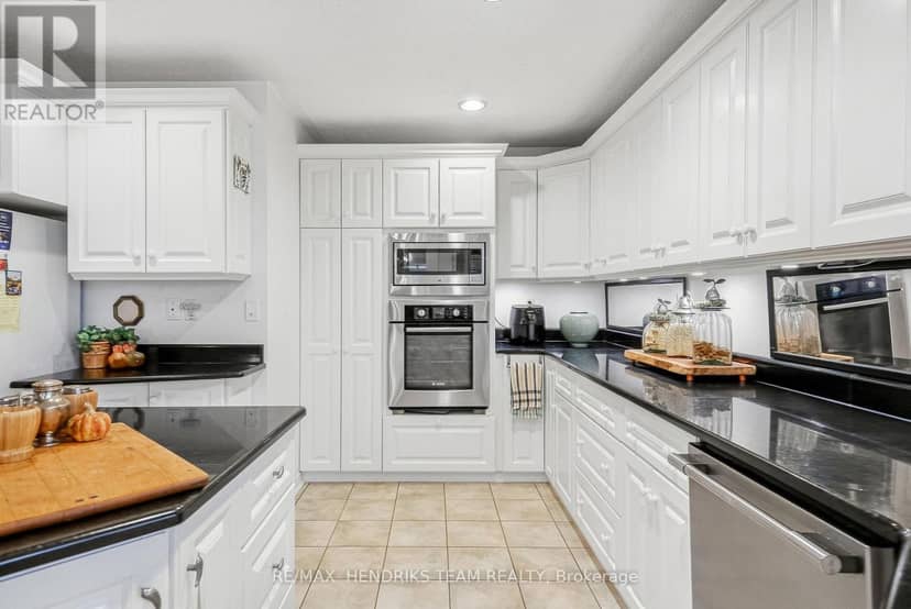 505 Albany Street — photo 9 of 40
