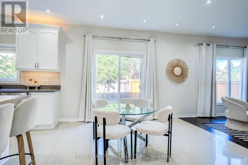 7 Kingspoint Circle — photo 9 of 38