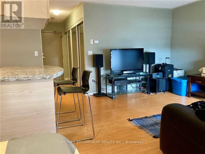 2304 - 909 Bay Street — photo 10 of 15