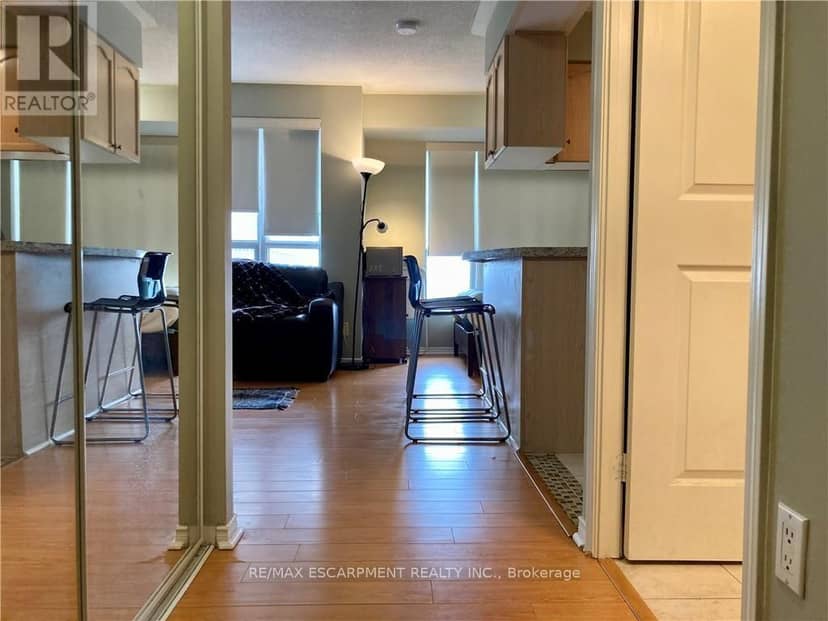 2304 - 909 Bay Street — photo 12 of 15