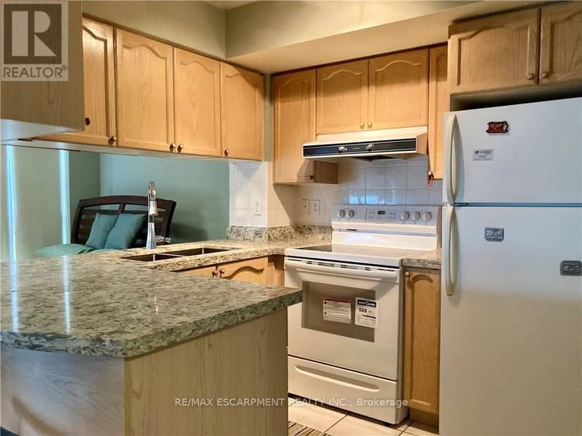 2304 - 909 Bay Street — photo 2 of 15