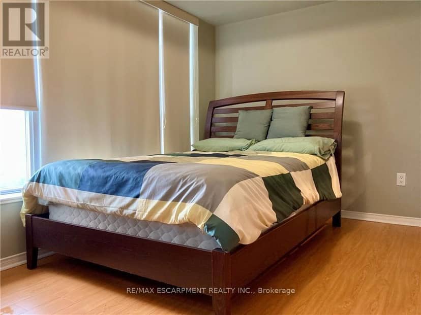 2304 - 909 Bay Street — photo 8 of 15