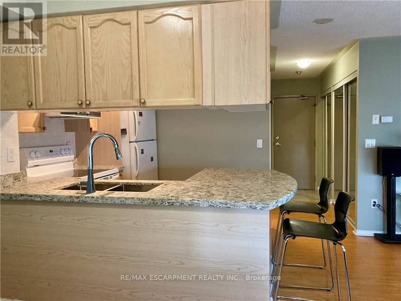 2304 - 909 Bay Street — photo 9 of 15