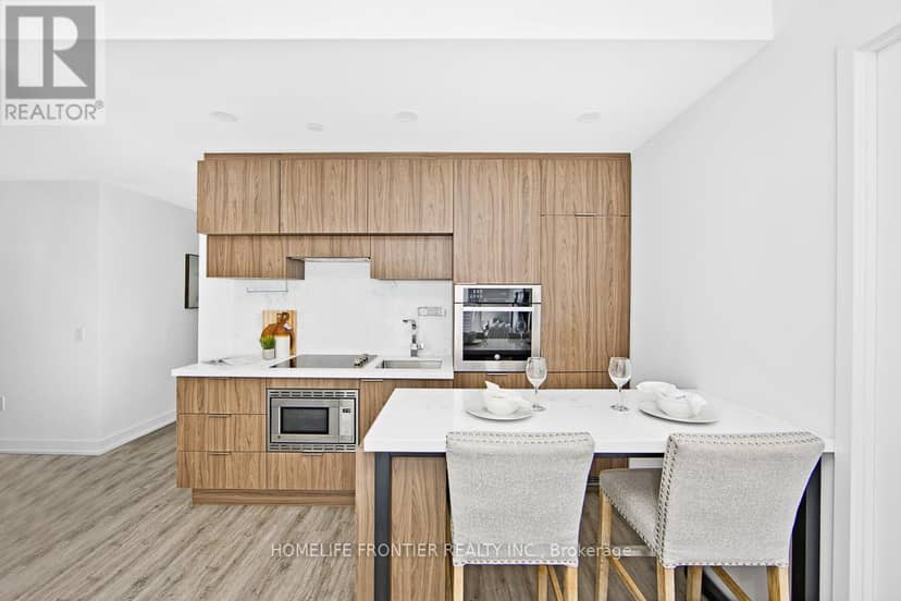 704 - 39 Roehampton Avenue — photo 11 of 23