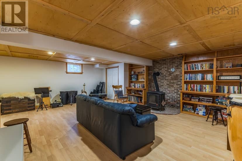 53 MEADOWLAND Avenue — photo 34 of 40