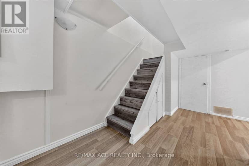 101 Greenfield Crescent — photo 27 of 35