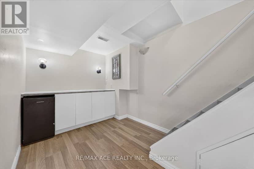 101 Greenfield Crescent — photo 28 of 35