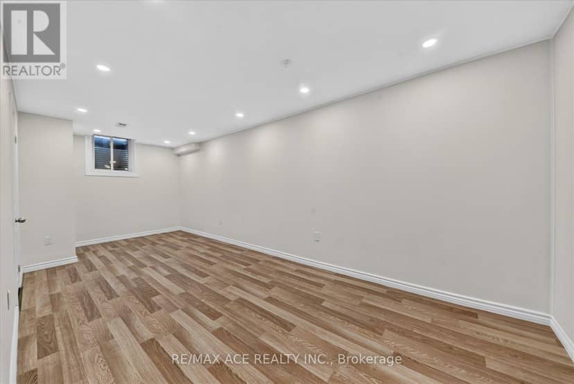 101 Greenfield Crescent — photo 29 of 35
