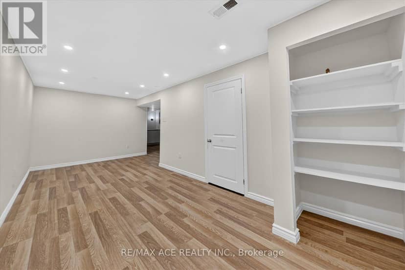 101 Greenfield Crescent — photo 31 of 35