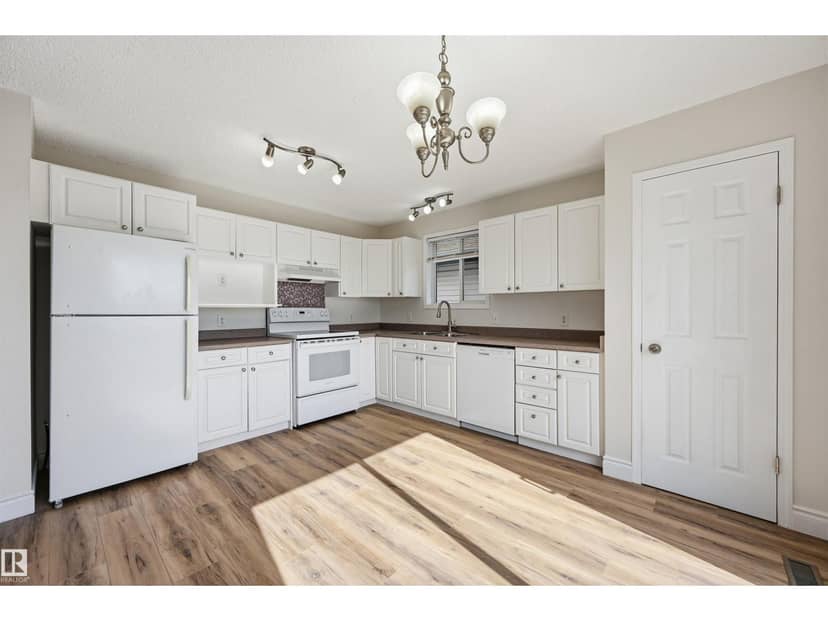11615 8 AV NW — photo 10 of 40