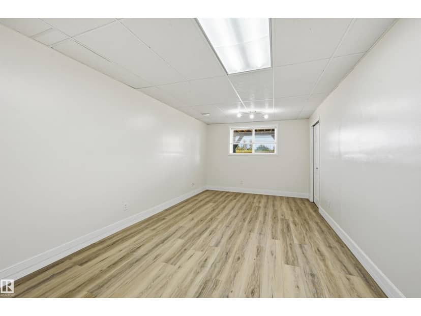 11615 8 AV NW — photo 33 of 40