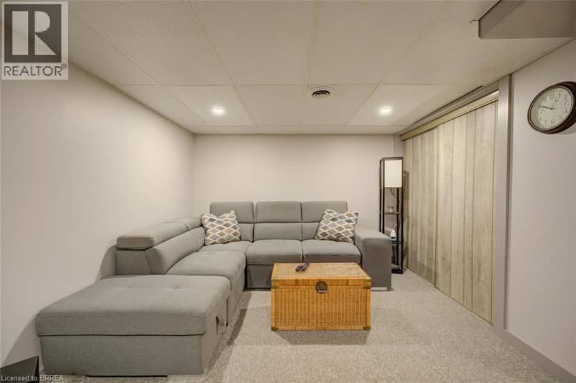 15 LYNDSAY Street — photo 31 of 40