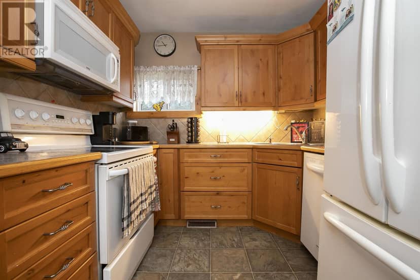 3 Henrietta AVE — photo 17 of 38