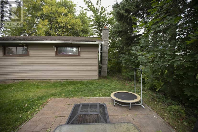 3 Henrietta AVE — photo 8 of 38