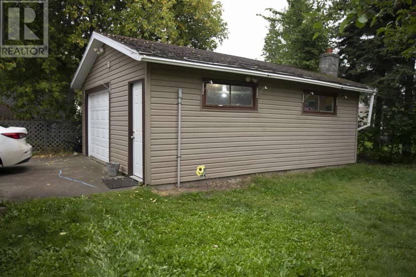 3 Henrietta AVE — photo 11 of 38