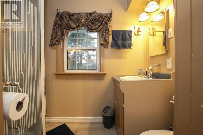 3 Henrietta AVE — photo 27 of 38