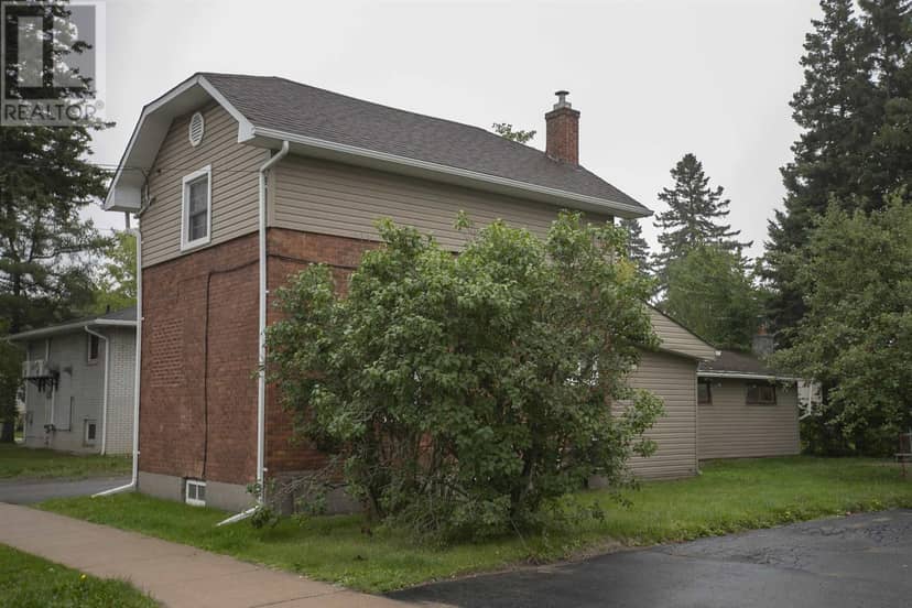 3 Henrietta AVE — photo 3 of 38