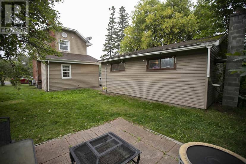 3 Henrietta AVE — photo 9 of 38