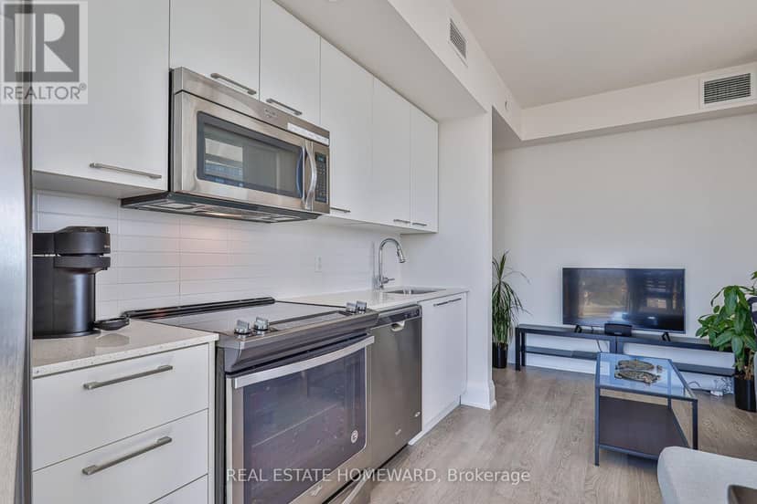 3102 - 30 Roehampton Avenue — photo 14 of 40