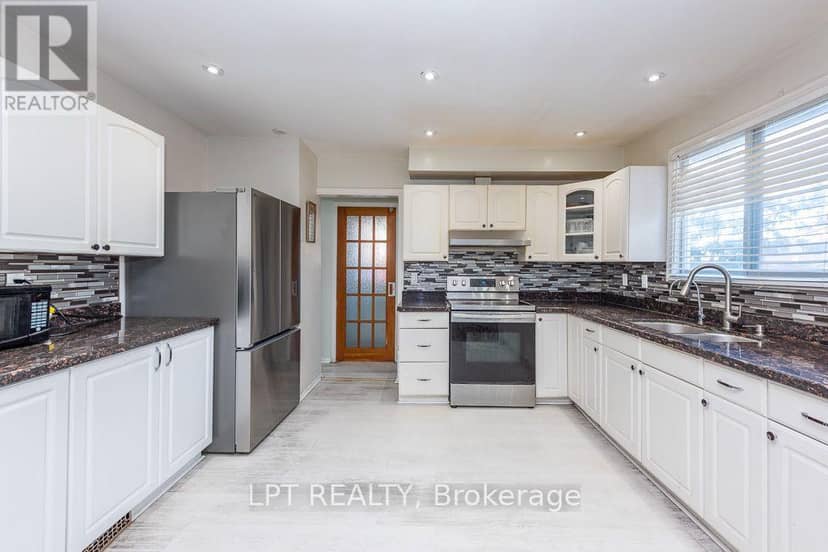 111 Dearbourne Boulevard — photo 1 of 40