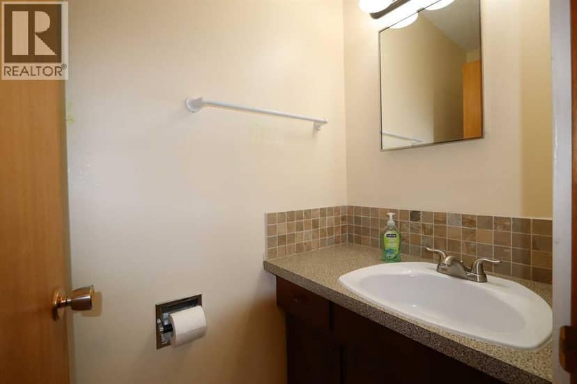 5007 42 Street — photo 17 of 36