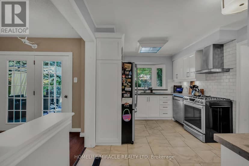 9 Iris Crescent — photo 11 of 40