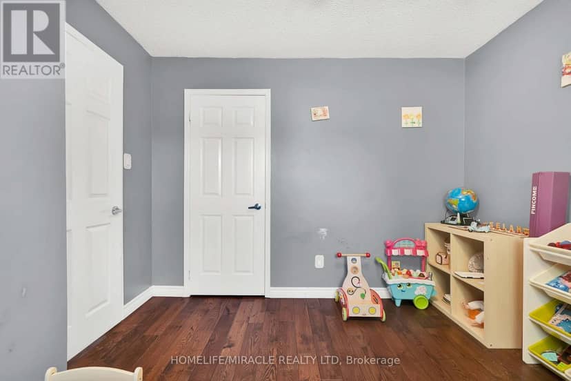 9 Iris Crescent — photo 27 of 40