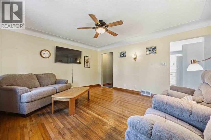 502 INDIAN ROAD North — photo 5 of 29