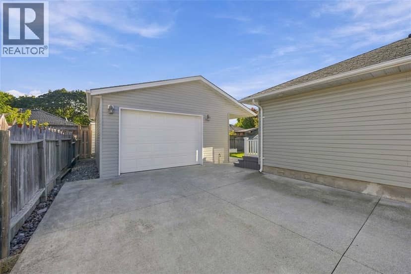 502 INDIAN ROAD North — photo 3 of 29