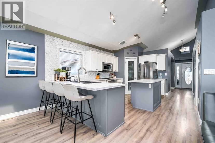 110 Redcliff Way SW — photo 15 of 40