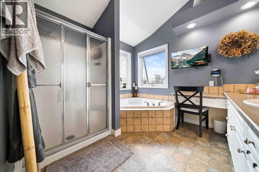 110 Redcliff Way SW — photo 22 of 40
