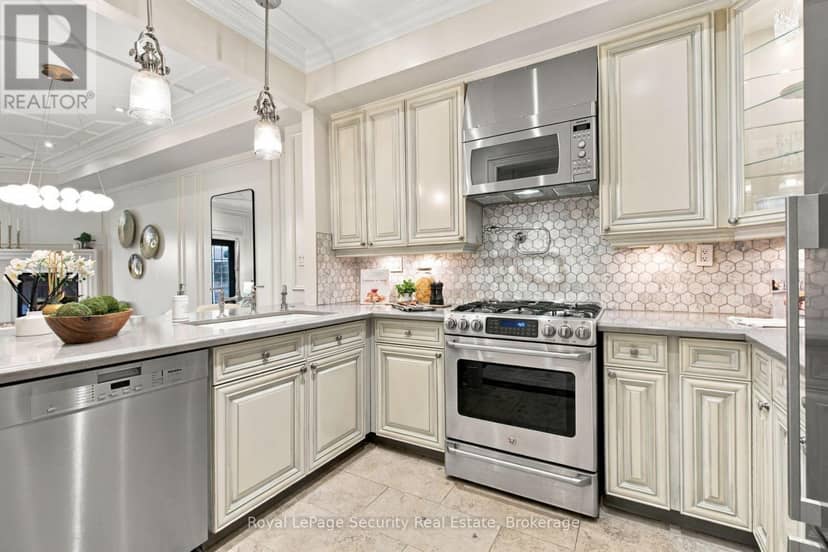 16 - 645 Davenport Road — photo 19 of 40