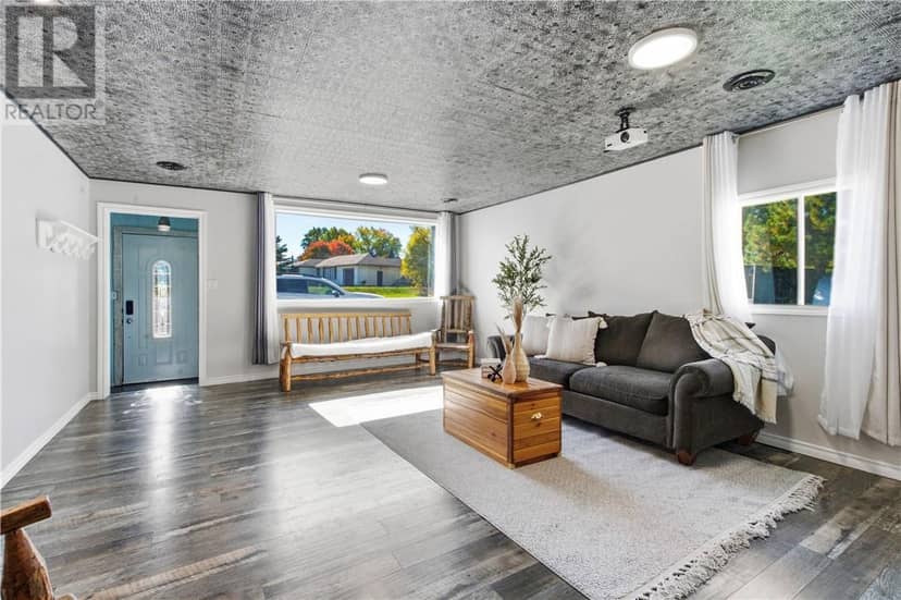 212 Riverside Drive W, Dowling, photo 3