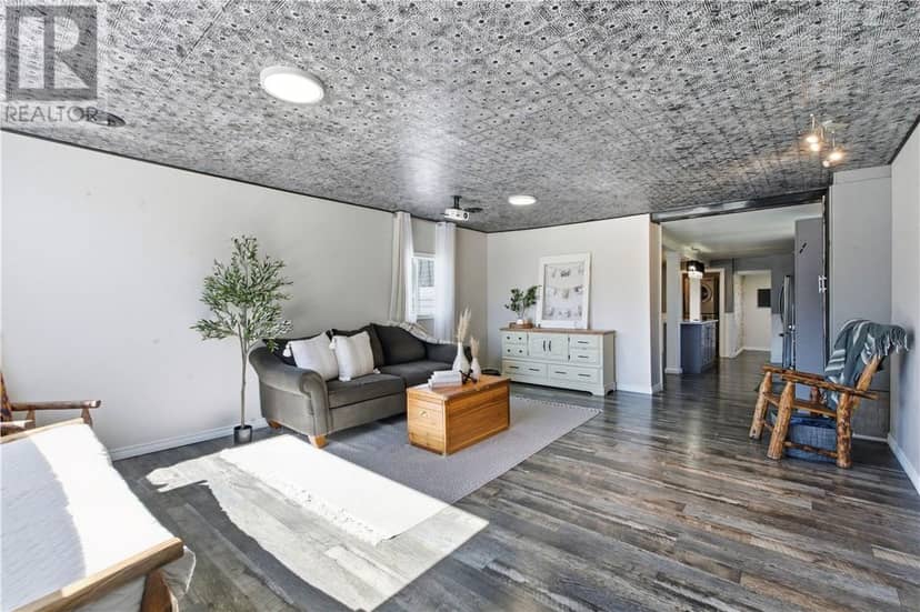 212 Riverside Drive W, Dowling, photo 4